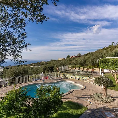 Marika - Private Heated Pool ماسّا لوبْرينسِ